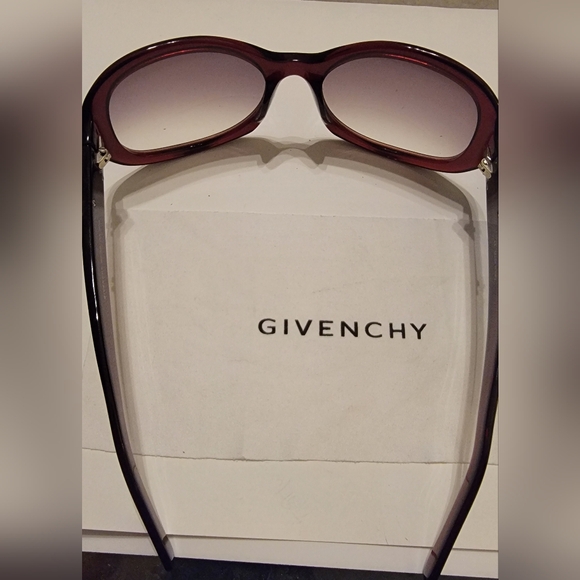 Authenticated Givenchy Sunglasses - Picture 12 of 12